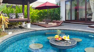 5 kolam renang outdoor, dengan payung kolam renang