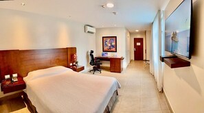 Habitación Deluxe doble, 1 cama de matrimonio | Ropa de cama de alta calidad, edredones de plumas, caja fuerte