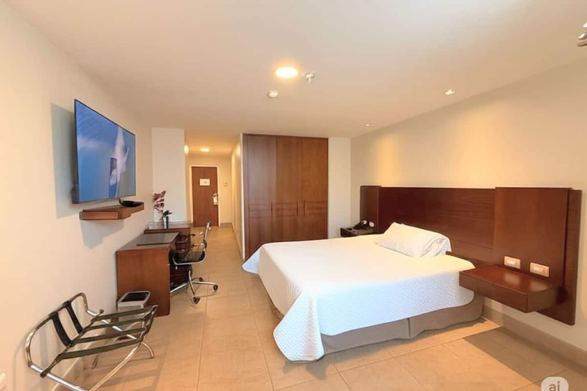 Deluxe kamer, 1 twijfelaar | 1 slaapkamer, luxe beddengoed, donzen dekbedden, een kluis op de kamer