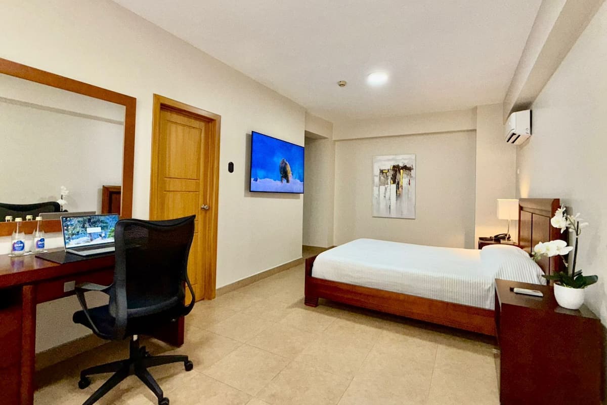Deluxe Room, 1 Large Twin Bed | Premium bedding, down comforters, in-room safe, desk