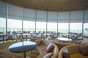 3 restaurants, breakfast, lunch, dinner served; international cuisine  - Four Points By Sheraton Dhaka, Gulshan (Dhaka)