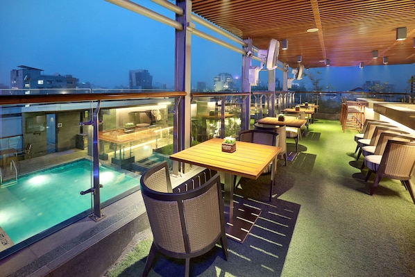 3 restaurants, breakfast, lunch, dinner served; international cuisine