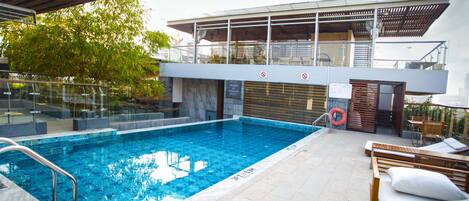 2 hồ bơi ngoài trời