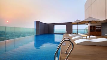 2 outdoor pools
