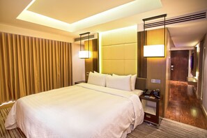 Deluxe Suite, 1 King Bed | 1 bedroom, premium bedding, minibar, in-room safe - Four Points By Sheraton Dhaka, Gulshan (Dhaka)