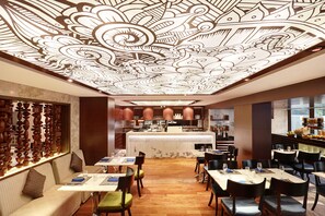 3 restaurants, breakfast, lunch, dinner served; international cuisine  - Four Points By Sheraton Dhaka, Gulshan (Dhaka)
