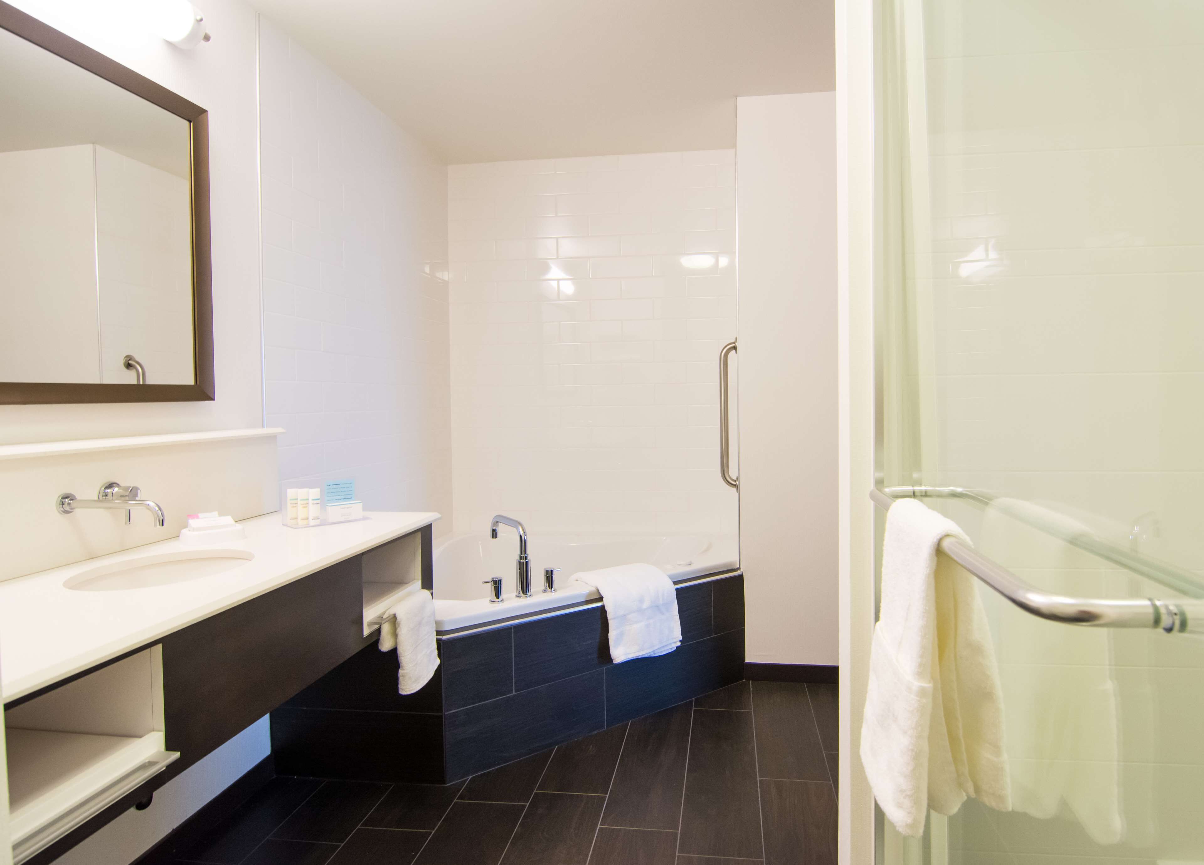 suite, 1 king bed, non smoking, jetted tub | bathroom | hair dryer, towels