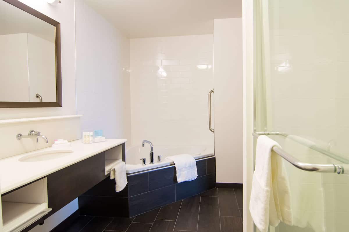 suite, 1 king bed, non smoking, jetted tub | bathroom | hair dryer, towels