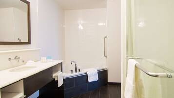 Suite, 1 cama King size, para no fumadores, hidromasaje | Baño | Secadora de cabello y toallas