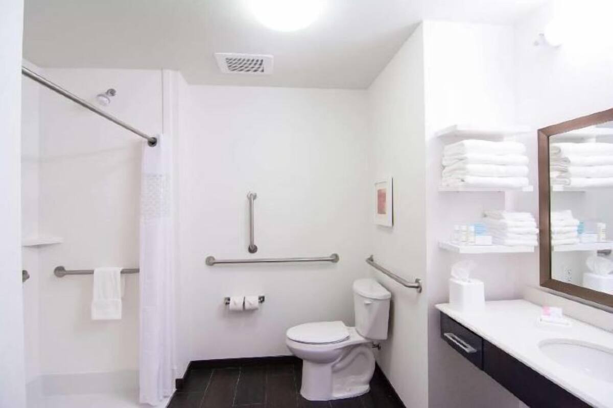 Kylpyhuone | Hiustenkuivaaja, pyyhkeet