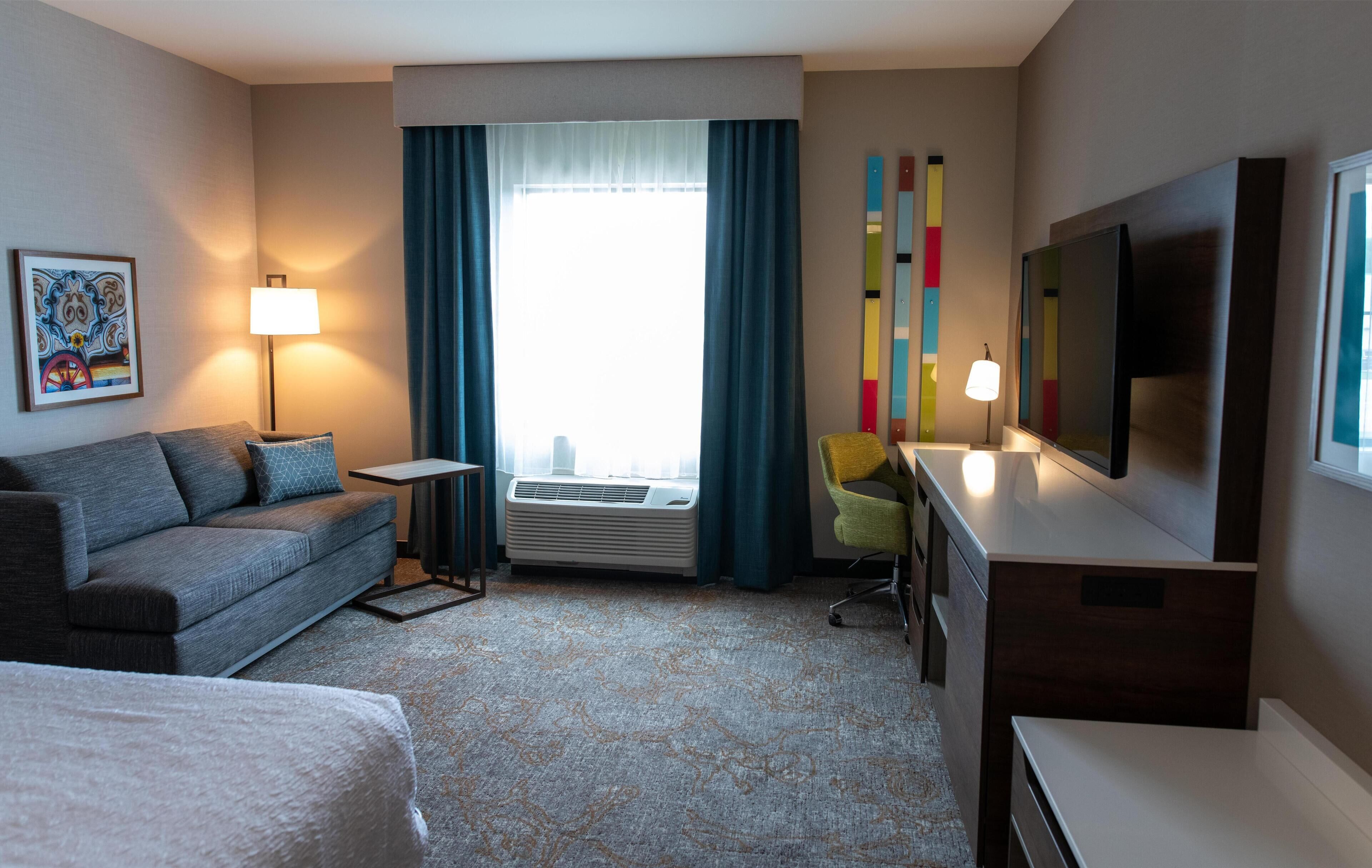 Chambre, 1 très grand lit et 1 canapé-lit, réfrigérateur | Coin séjour