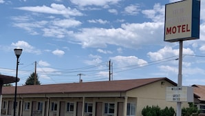Motellissa oli kyltti, jossa luki: ”NEW WESTERN MOTEL”, ja toinen kyltti, jossa ilmoitettiin: ”TERVETULOA – ERINOMAISET HINNAT”.