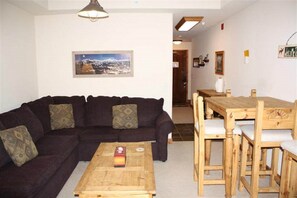  Ski-In Ski-Out Studio, 1.5 Bathroom | Sala de estar
