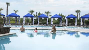 สระว่ายน้ำกลางแจ้ง