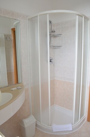 Shower, free toiletries, hair dryer, bidet