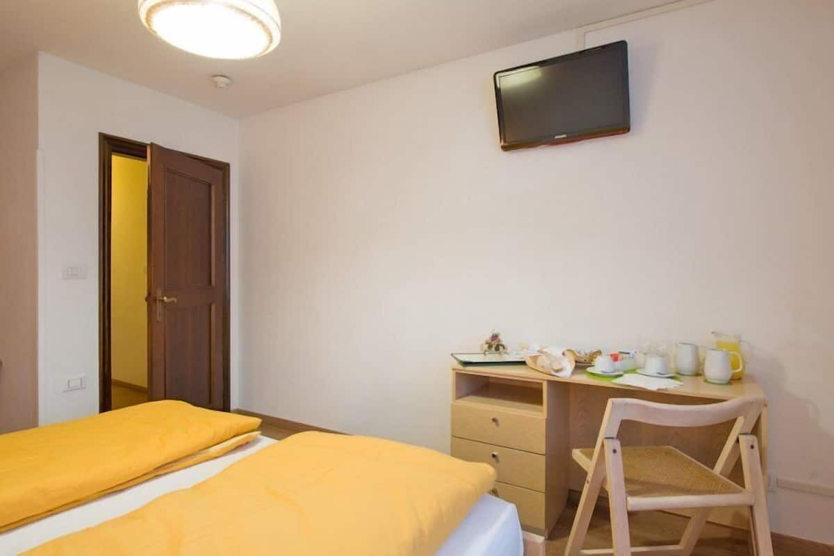 Habitación con 1 cama doble o 2 individuales | Escritorio, camas supletorias, wifi gratis