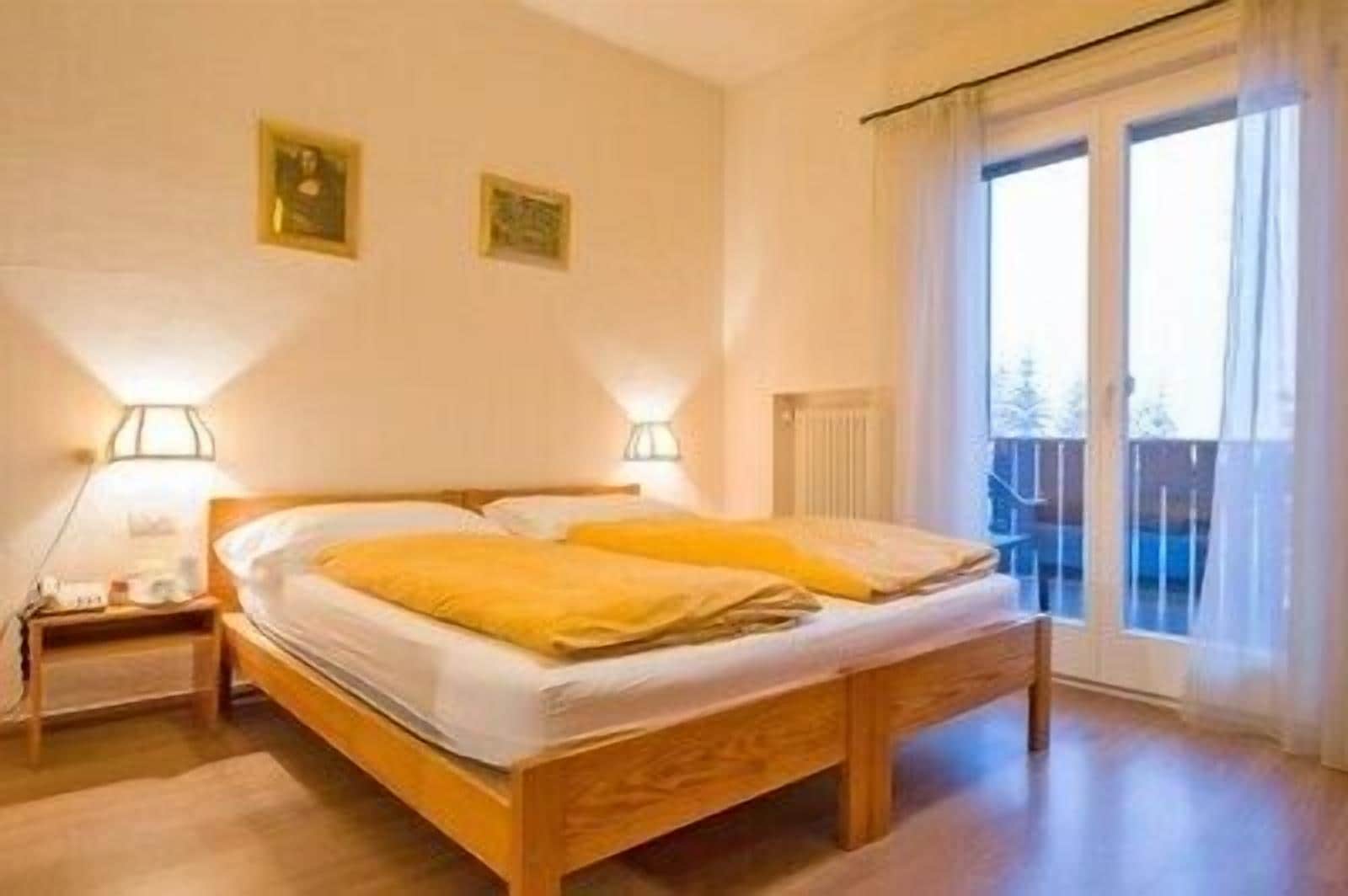 Kamer, 1 twee- of 2 eenpersoonsbedden, balkon | Een bureau, extra bedden, gratis wifi