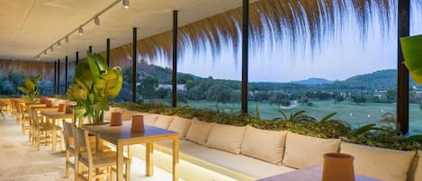 Se sirven desayunos, comidas, cenas y cocina local con vista al jardín