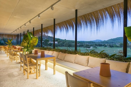 Café da manhã, almoço e jantar; culinÔria local, vistas para o jardim