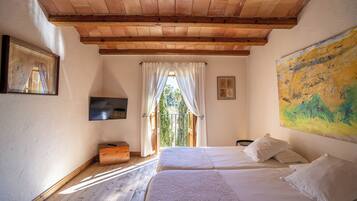 Luxe beddengoed, een minibar, een kluis op de kamer, een bureau