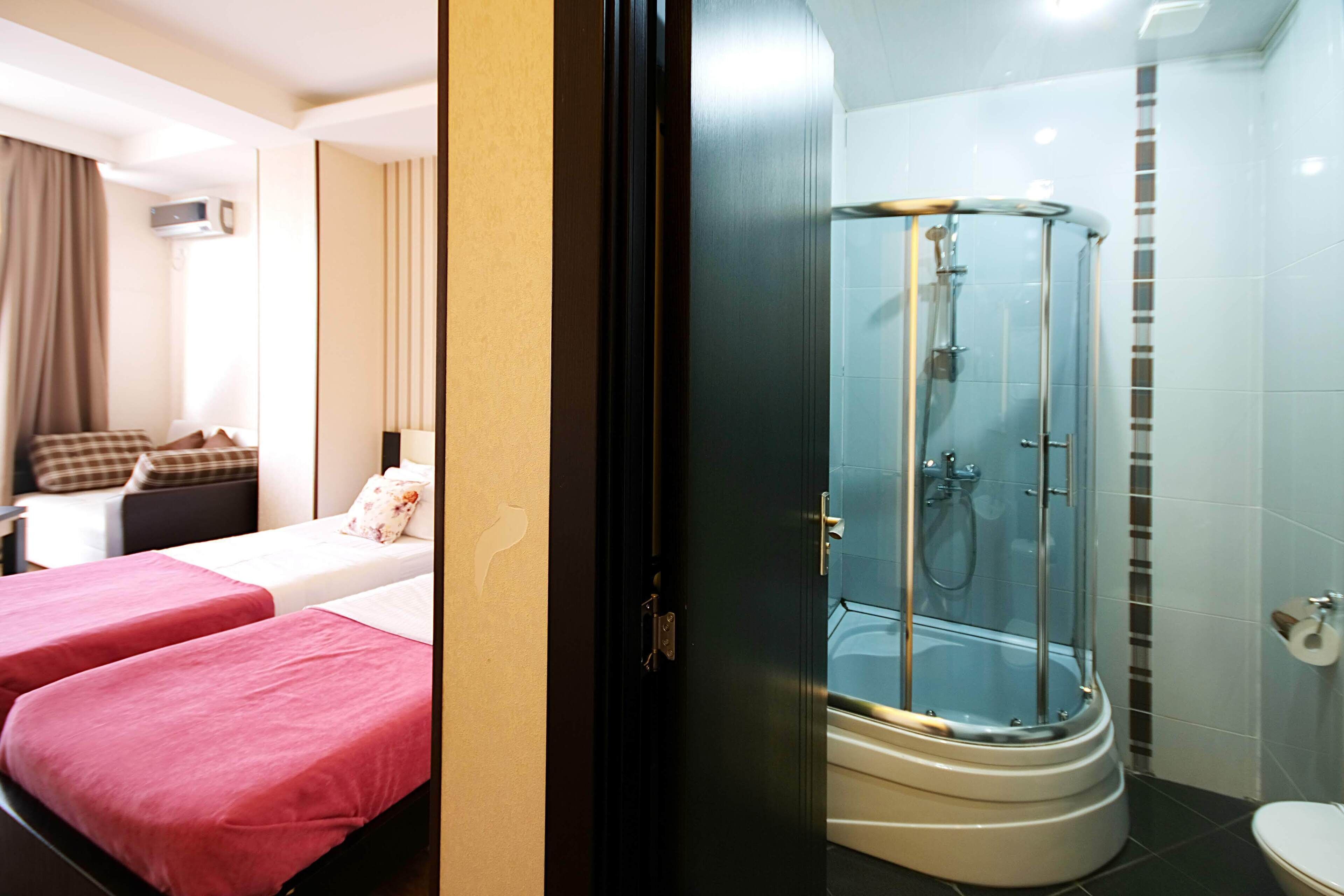 comfort double or twin room | bathroom | deep-soaking bathtub, free toiletries, hair dryer, bathrobes