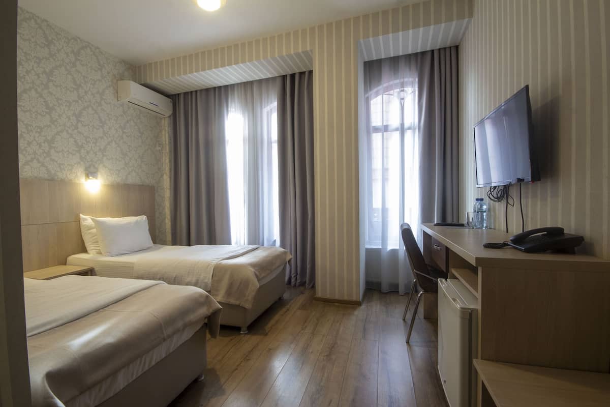 Kamar Twin Standar | Seprai Frette Italia, seprai premium, busa memori, dan brankas