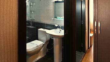 Standard Twin Room | Bathroom | Deep-soaking bathtub, free toiletries, hair dryer, bathrobes