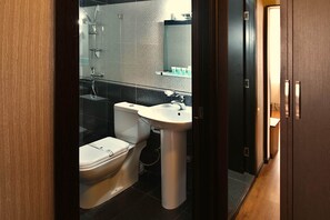 Quarto duplo standard | Banheiro | Banheira de imersão, produtos de toalete grátis, secador de cabelo 