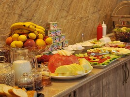 Se ofrece un desayuno bufé todos los días (por un coste adicional)