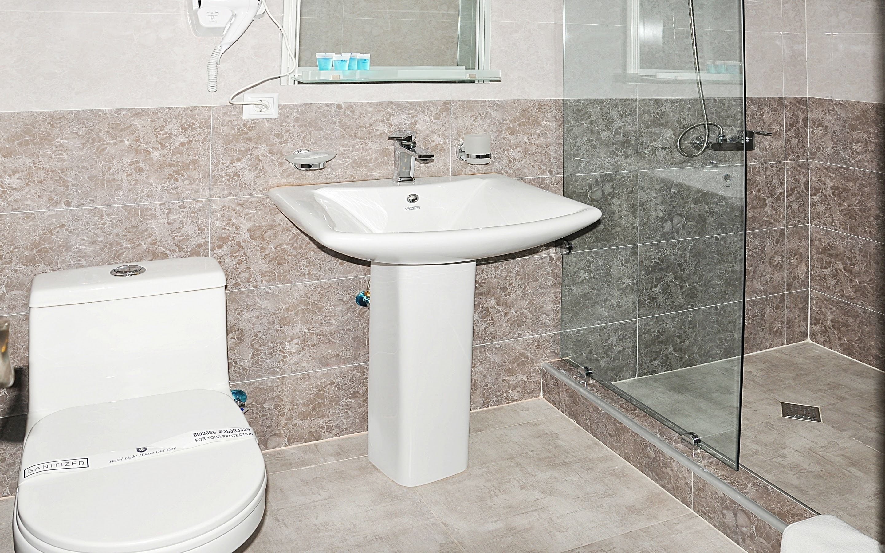 honeymoon suite, 1 bedroom, city view | bathroom | deep-soaking bathtub, free toiletries, hair dryer, bathrobes