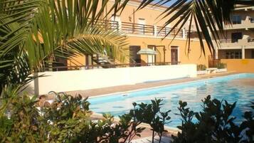 Una piscina al aire libre de temporada