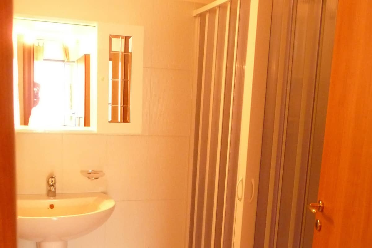 Single Room | Bathroom | Shower, free toiletries, hair dryer, bidet