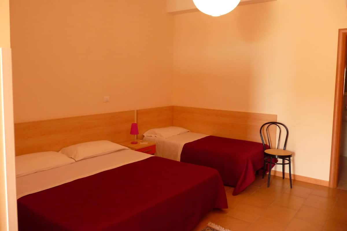 Triple Room | Desk, free cots/infant beds, free WiFi, wheelchair access