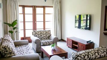 Executive Suite | Living area | 32-inch LCD TV with satellite channels, TV