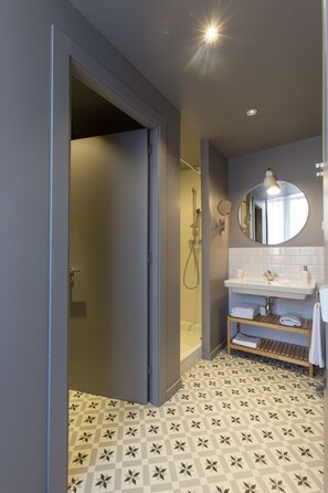 Douche, articles de toilette (gratuits), séchoir à cheveux
