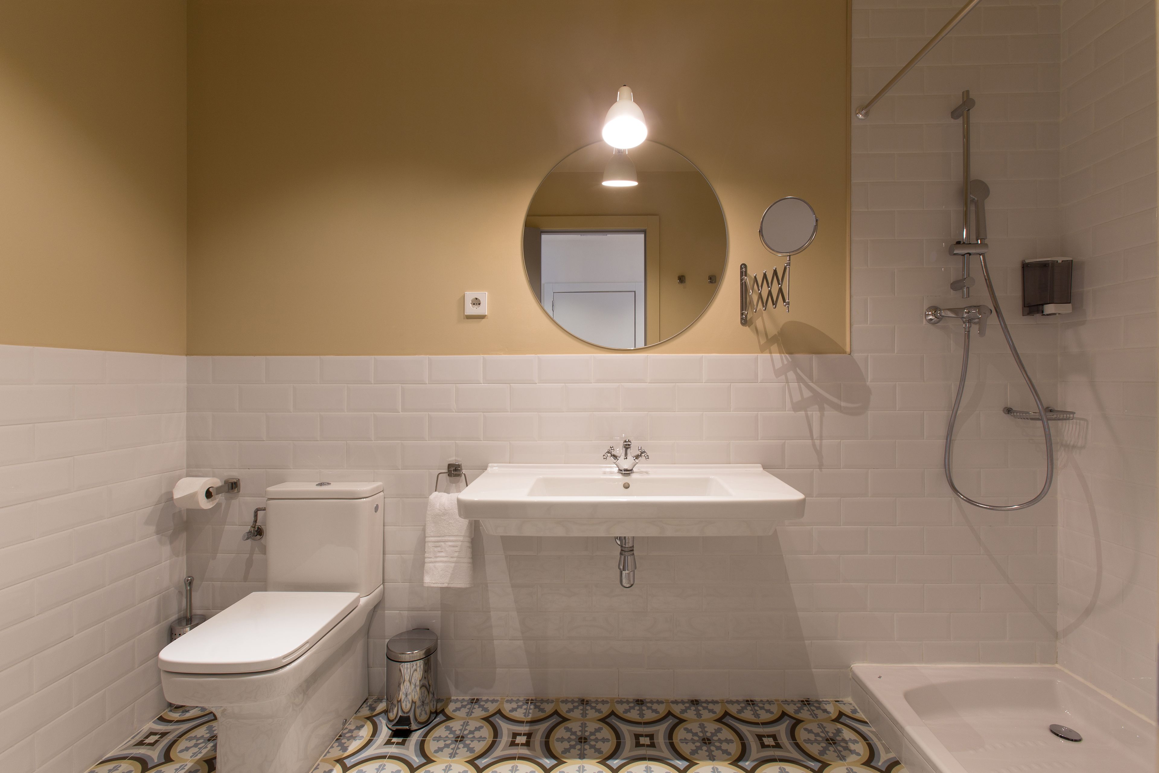 Un baño con inodoro, lavamanos y ducha.