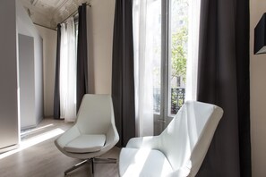 Chambre Deluxe, balcon, vue ville | Coffres-forts dans les chambres, chambres insonorisées