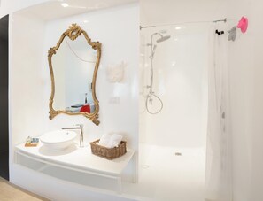 Shower, free toiletries, hair dryer, bidet - Boutique Rooms - Trastevere (Rome)