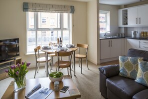 Apartment, 2 Bedrooms | In-room dining - Dashwood Apartments (Banbury)