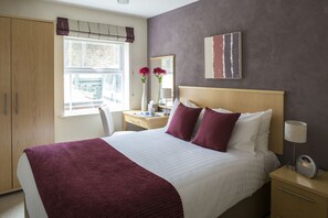 In-room safe, desk, soundproofing, iron/ironing board - Dashwood Apartments (Banbury)