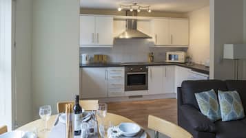 Departamento, 2 habitaciones | Cocineta privada | Refrigerador, microondas, horno y parrilla de estufa
