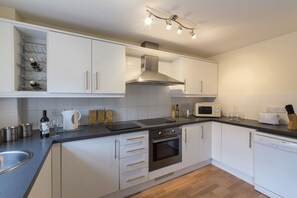 Fridge, microwave, oven, stovetop - Dashwood Apartments (Banbury)