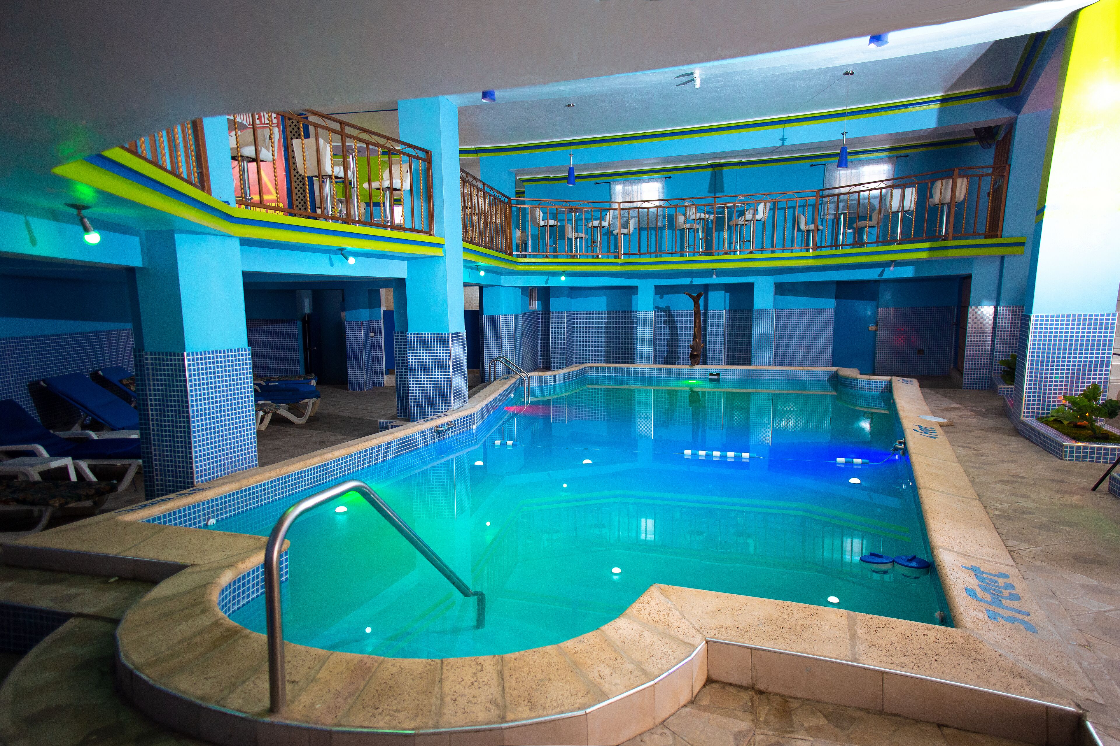 屋内プール、屋外プール、サンラウンジャー