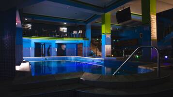 Kolam renang indoor dan kolam renang outdoor, dengan kursi berjemur