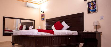 2 间餐厅,供应早餐和晚餐,地方菜