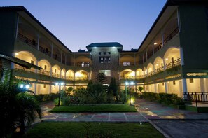 Front of property – evening/night - Kemael Hotel (Tabarre)