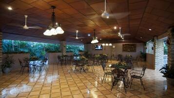 Café da manhã completo grátis todos os dias