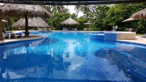 Outdoor pool, pool umbrellas, pool loungers - Hotel & Temazcal Hacienda de Melaque (San Patricio Melaque)