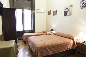 Room - Hotel Reina (Buenos Aires)