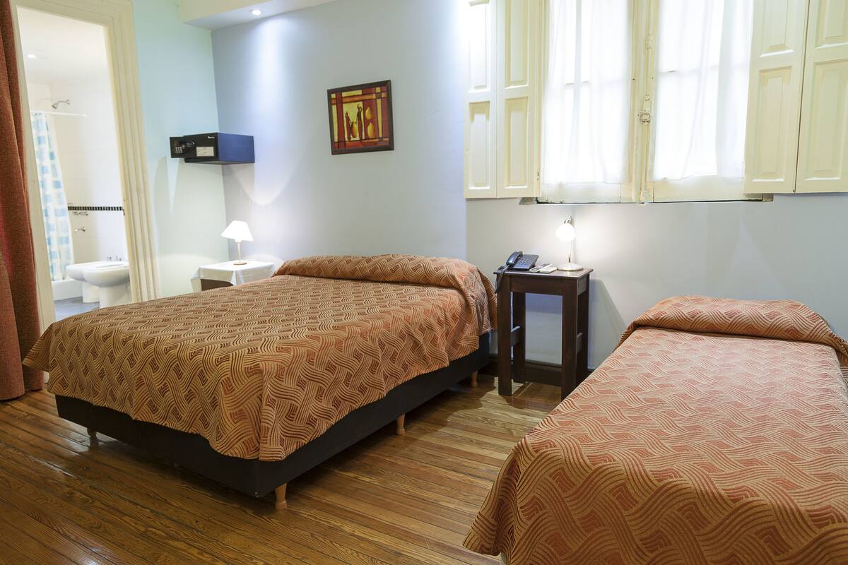 Dreibettzimmer | Daunenbettdecken, Pillowtop-Betten, Zimmersafe, schallisolierte Zimmer
